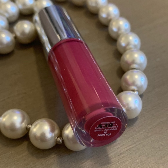 Clinique Pop Splash Lip Gloss in Pinot Pop - Picture 3 of 4